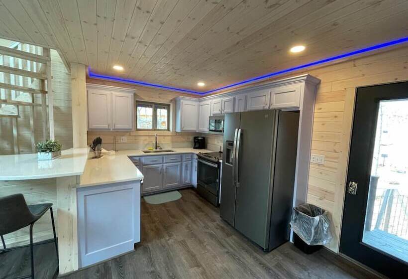 Top Of The Line Treehouse Near Helen, Georgia