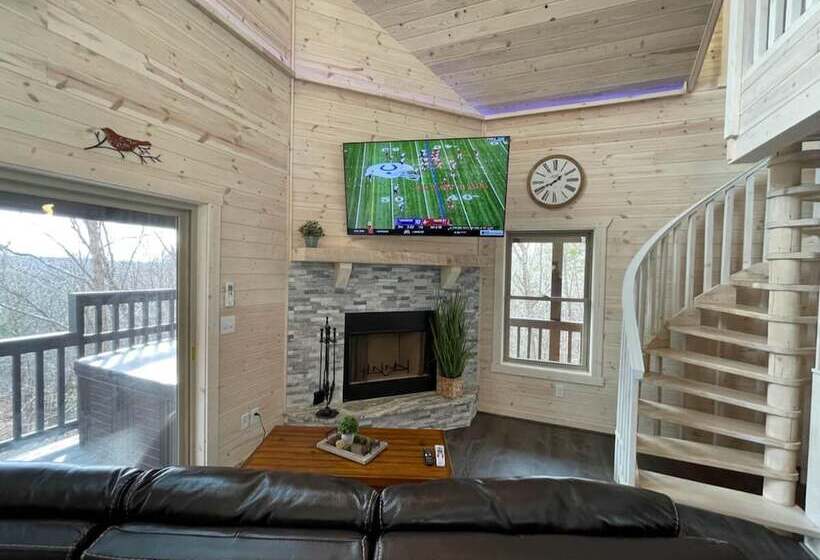 Top Of The Line Treehouse Near Helen, Georgia