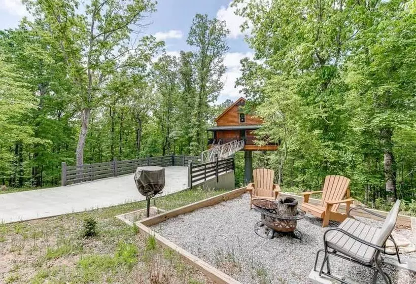 Top Of The Line Treehouse Near Helen, Georgia