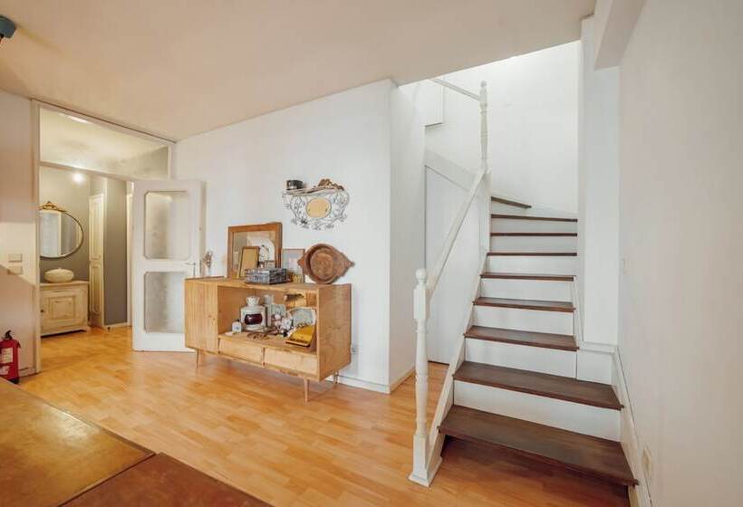 Sunny & Bright Duplex By Vacationy