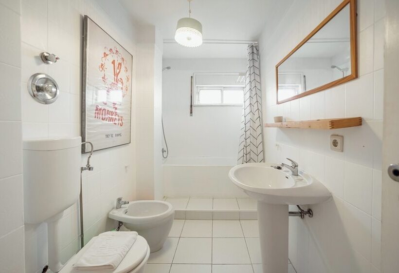 Sunny & Bright Duplex By Vacationy