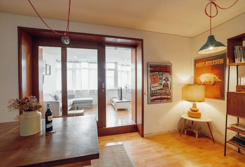 Sunny & Bright Duplex By Vacationy