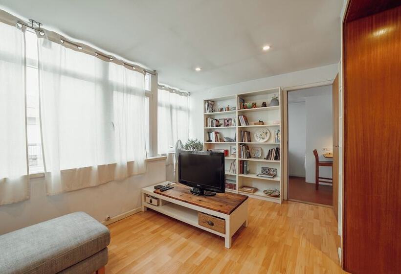 Sunny & Bright Duplex By Vacationy