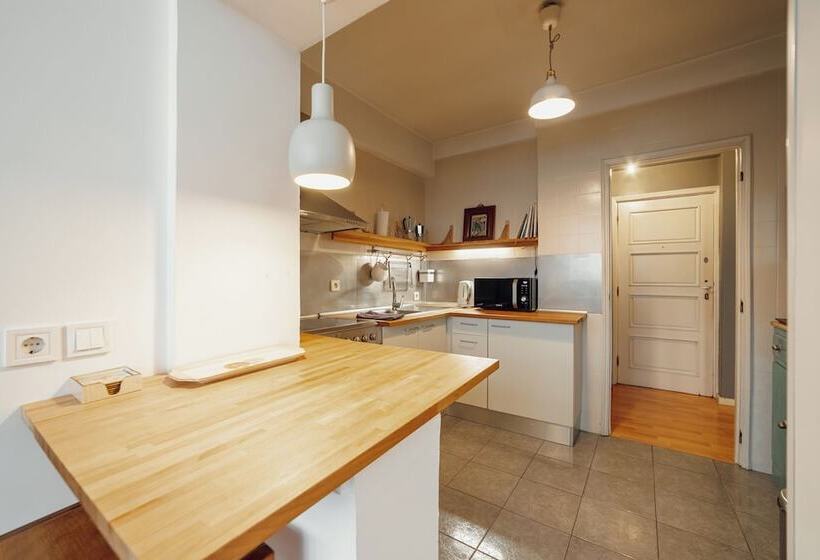 Sunny & Bright Duplex By Vacationy