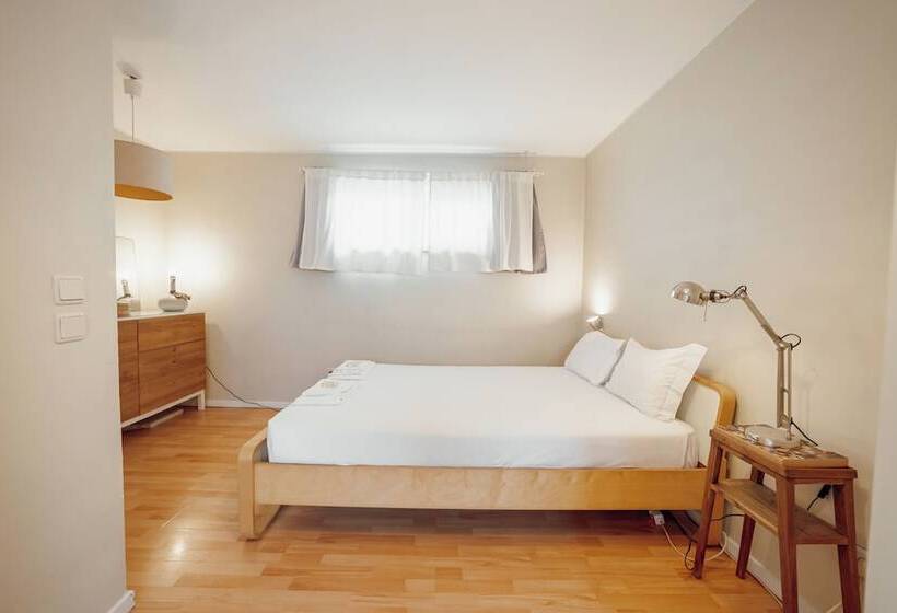 Sunny & Bright Duplex By Vacationy