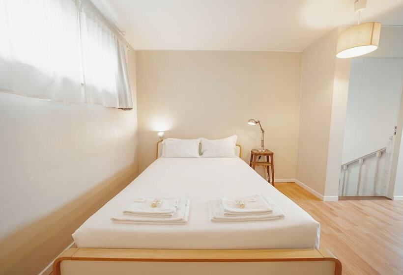 Sunny & Bright Duplex By Vacationy