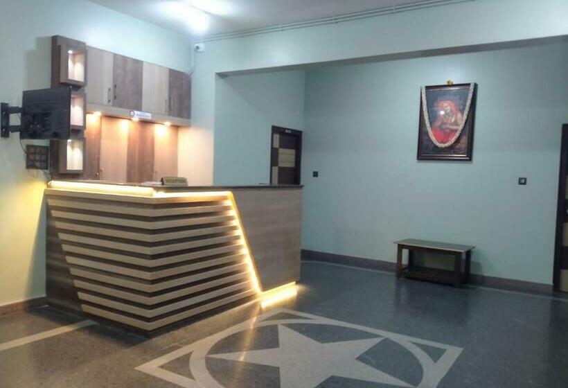 Отель Honnasiri Residency