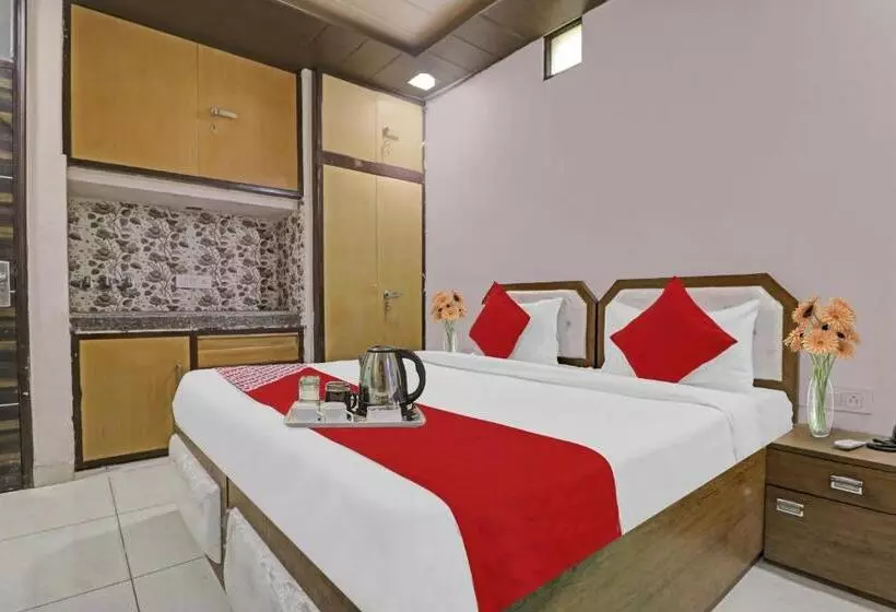 Hotelli Knight Inn Near Samaypur Badli Metro Station