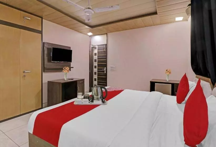 Hotelli Knight Inn Near Samaypur Badli Metro Station