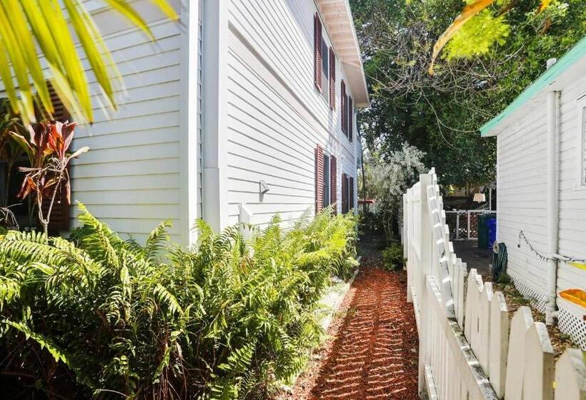 Emmas Secret By Avantstay Heart Of Old Town W Shared Pool Month Long Stays Only