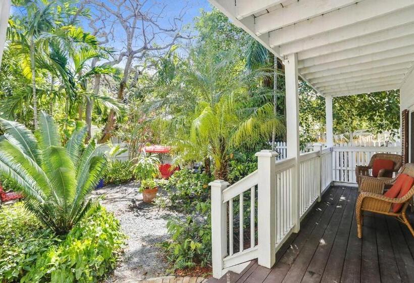 Emmas Secret By Avantstay Heart Of Old Town W Shared Pool Month Long Stays Only