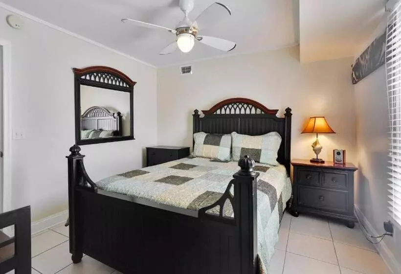 Emmas Secret By Avantstay Heart Of Old Town W Shared Pool Month Long Stays Only