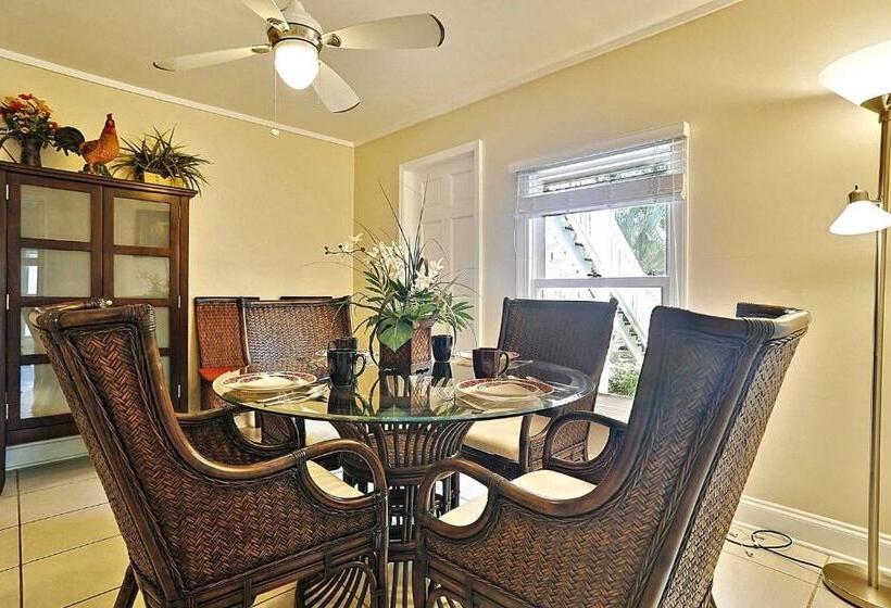 Emmas Secret By Avantstay Heart Of Old Town W Shared Pool Month Long Stays Only