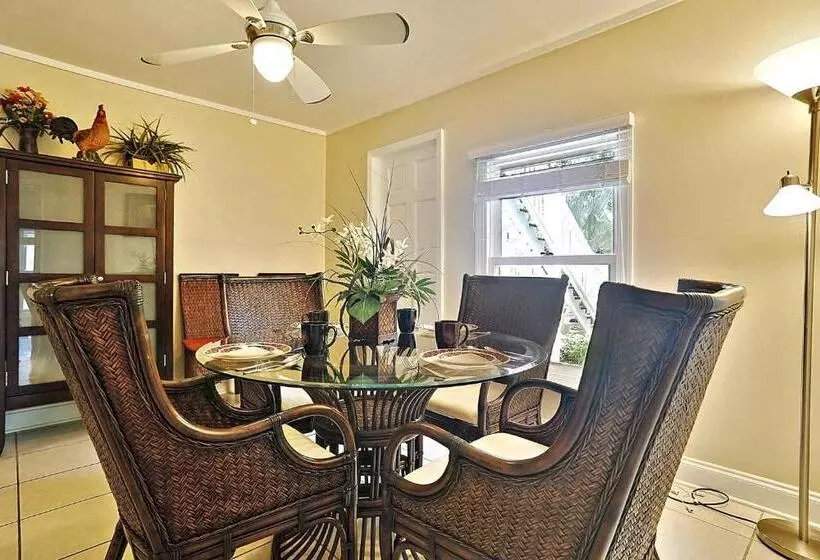 Emmas Secret By Avantstay Heart Of Old Town W Shared Pool Month Long Stays Only