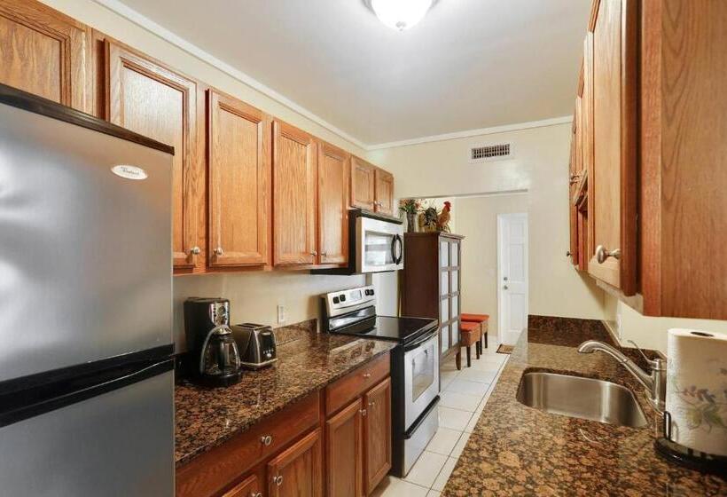 Emmas Secret By Avantstay Heart Of Old Town W Shared Pool Month Long Stays Only