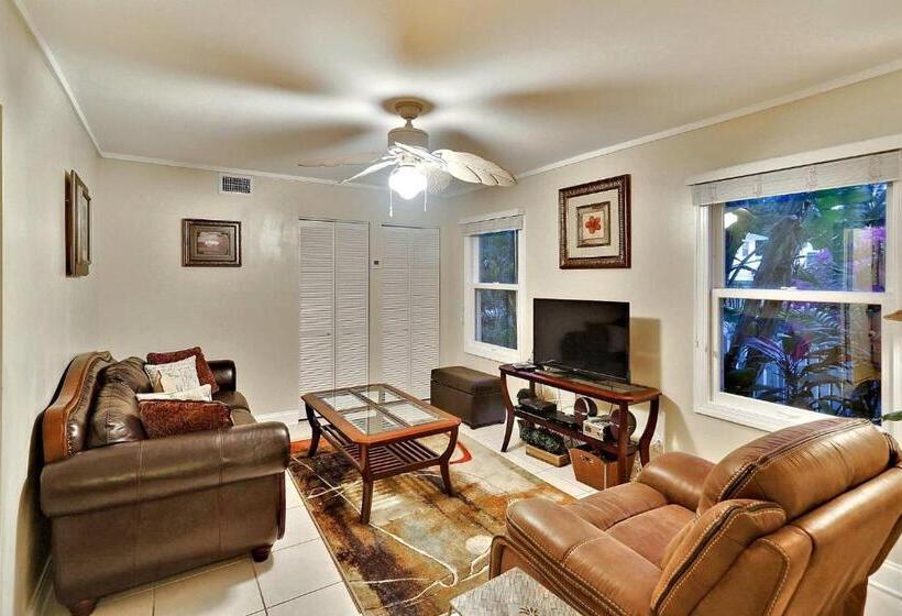 Emmas Secret By Avantstay Heart Of Old Town W Shared Pool Month Long Stays Only