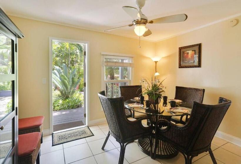 Emmas Secret By Avantstay Heart Of Old Town W Shared Pool Month Long Stays Only