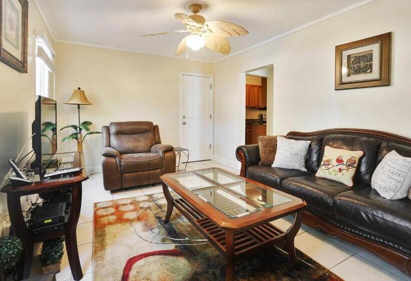 Emmas Secret By Avantstay Heart Of Old Town W Shared Pool Month Long Stays Only