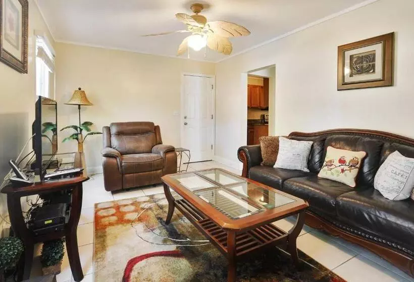 Emmas Secret By Avantstay Heart Of Old Town W Shared Pool Month Long Stays Only
