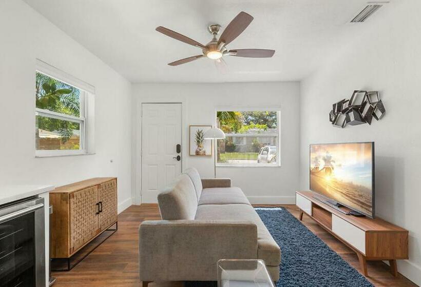 ‘cozy Palms Oasis’ W/ Patio: 4 Mi To St Pete Beach