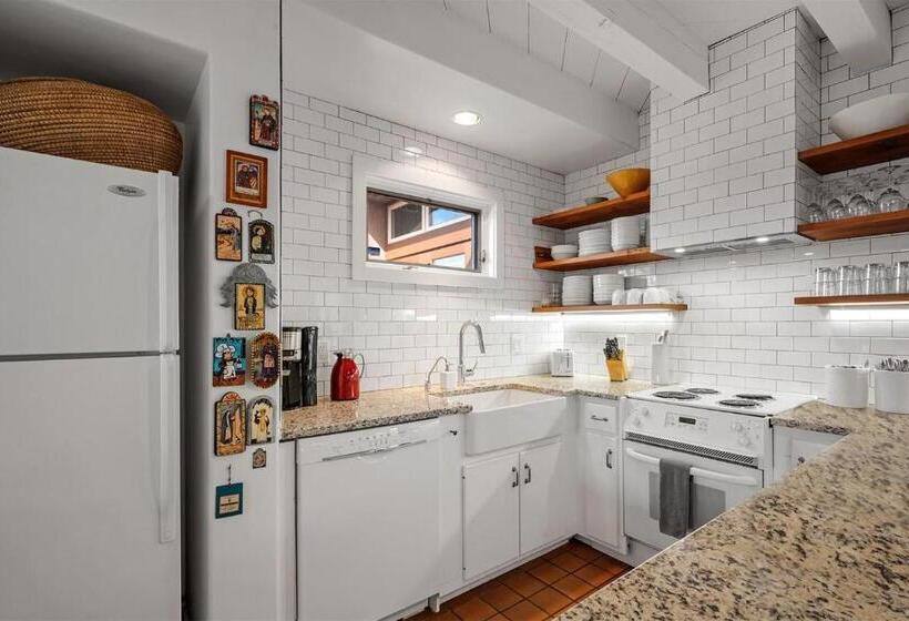 Jemez Fantastic Views, Community Pool