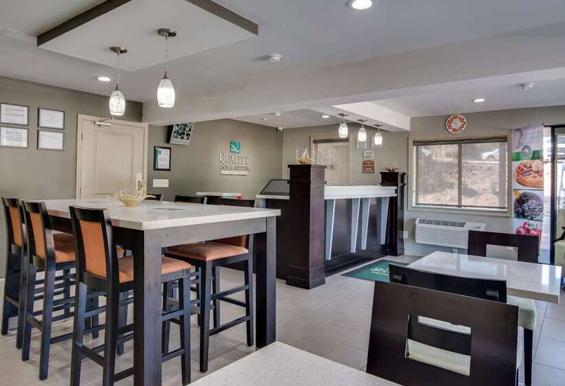 בית מלון כפרי Quality Inn & Suites Athens University Area