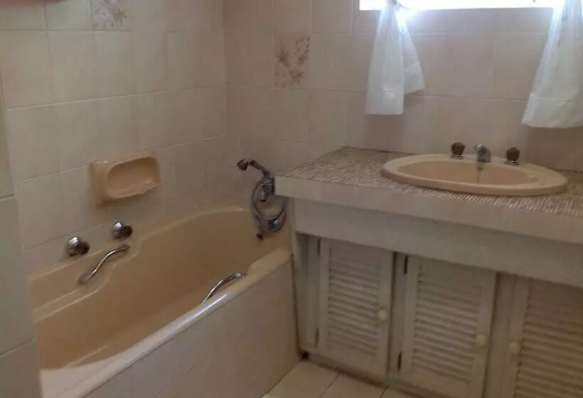 Пансион Crane S Nest Guest House At 212