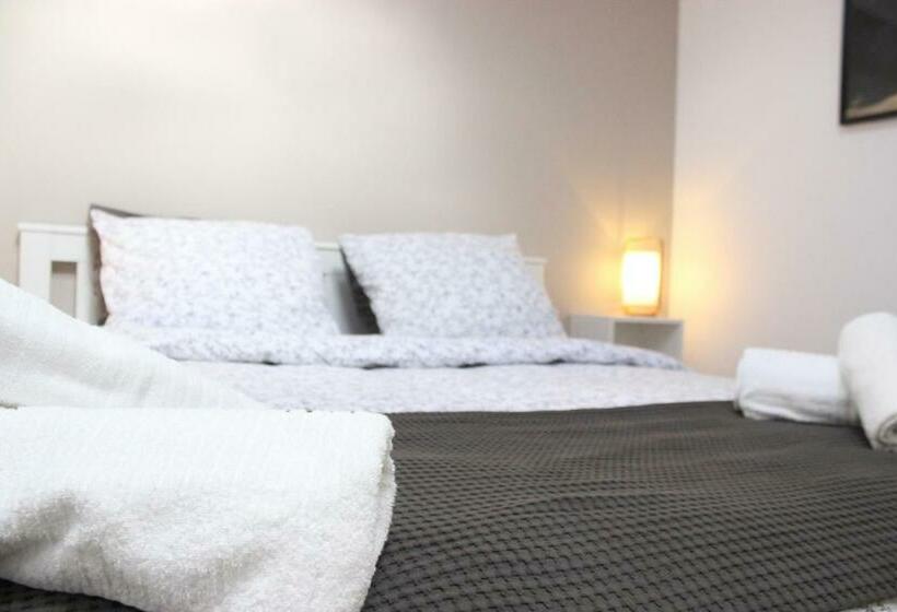 Chez Julie, Appartement Avec Superbe Vue Au Cœur D’un Village Provençal