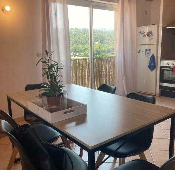 Chez Julie, Appartement Avec Superbe Vue Au Cœur D’un Village Provençal