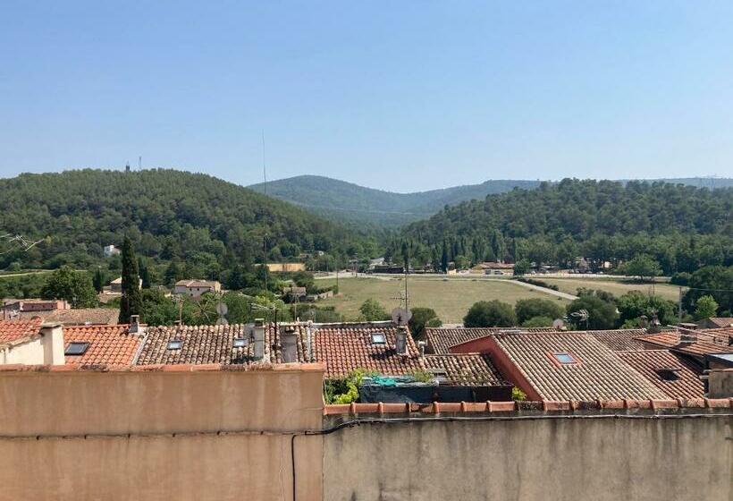 Chez Julie, Appartement Avec Superbe Vue Au Cœur D’un Village Provençal