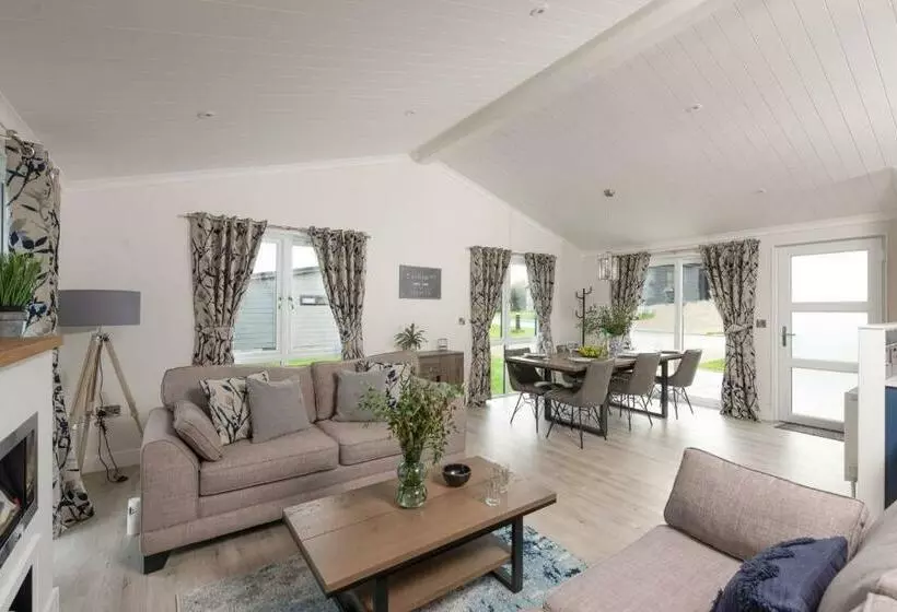 Hazel Lodge, 27 Roadford Lake Lodges