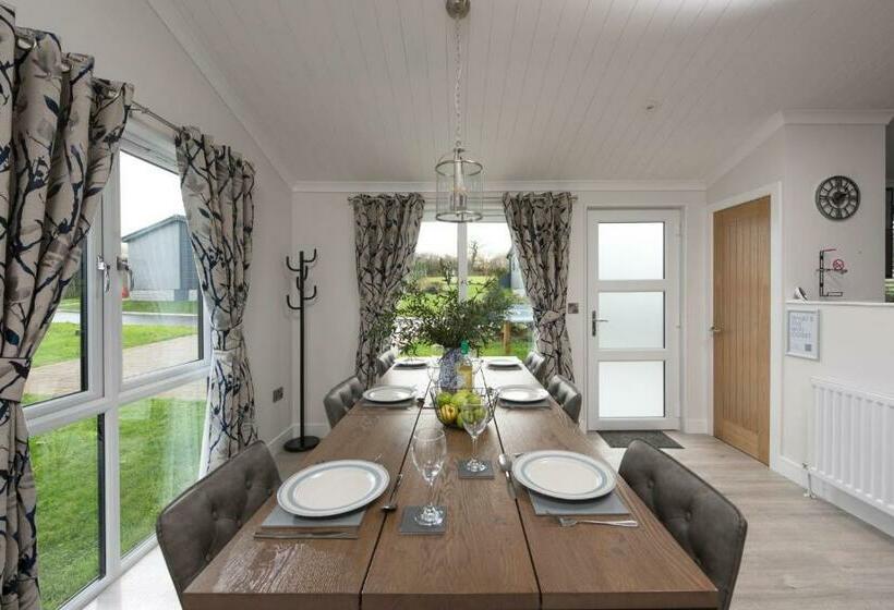 Hazel Lodge, 27 Roadford Lake Lodges