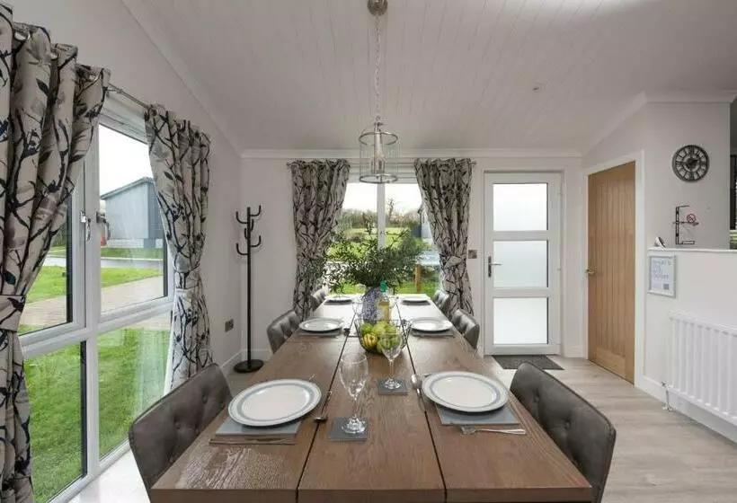 Hazel Lodge, 27 Roadford Lake Lodges