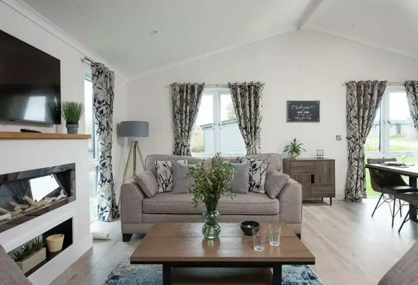 Hazel Lodge, 27 Roadford Lake Lodges