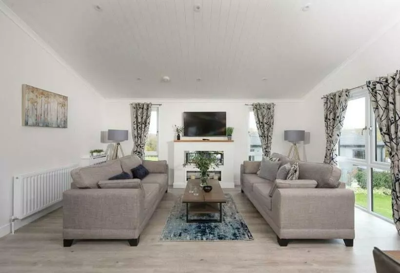 Hazel Lodge, 27 Roadford Lake Lodges