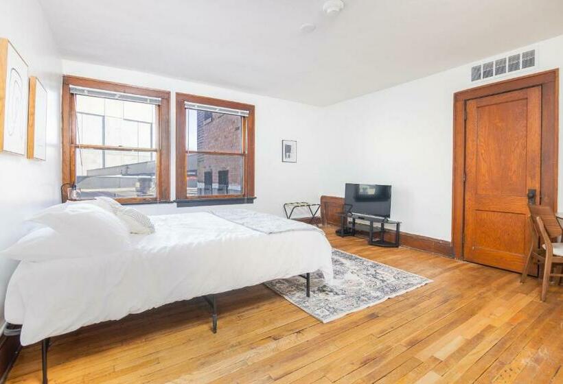 Beautiful 1 Bed Studio Apt Close To Hospitals!