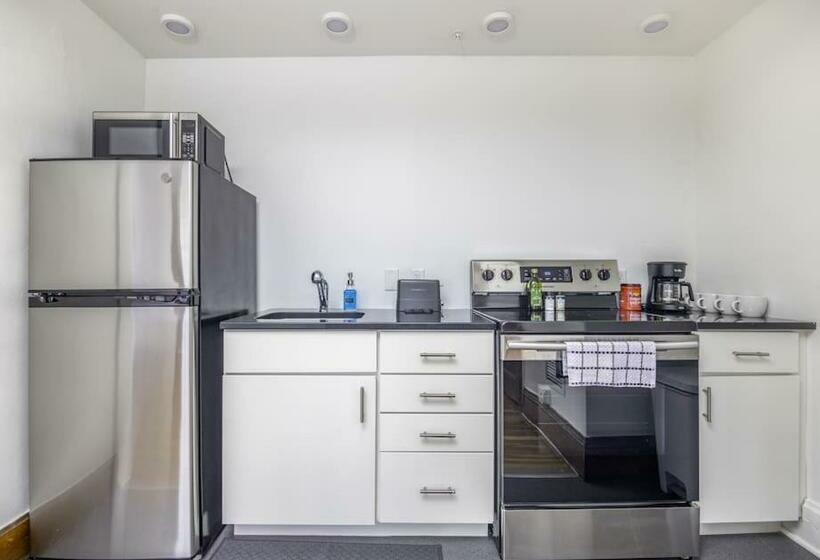 Beautiful 1 Bed Studio Apt Close To Hospitals!