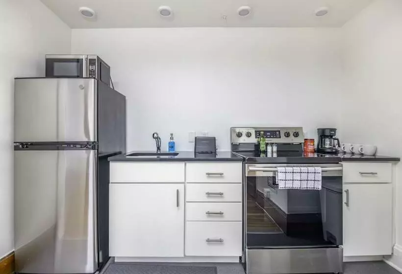 Beautiful 1 Bed Studio Apt Close To Hospitals!