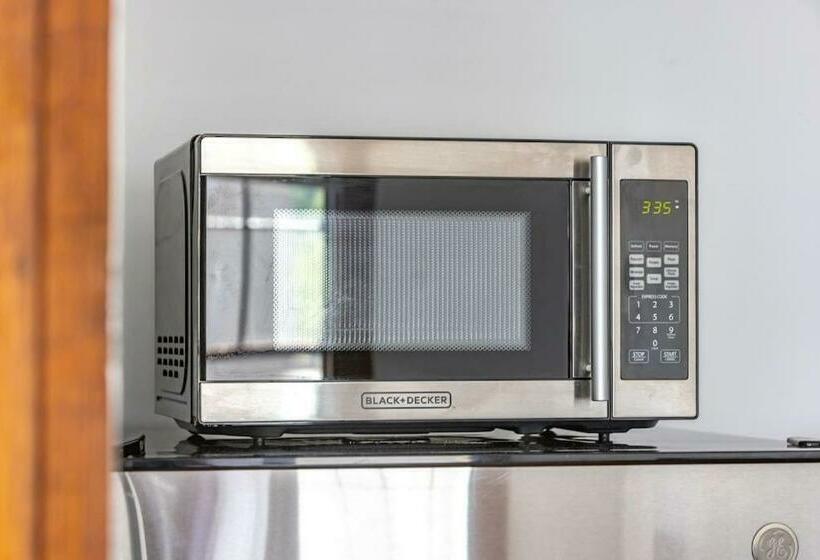 Beautiful 1 Bed Studio Apt Close To Hospitals!