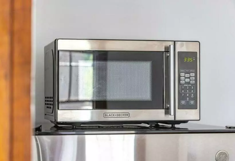 Beautiful 1 Bed Studio Apt Close To Hospitals!