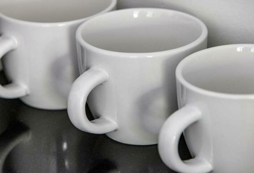 Beautiful 1 Bed Studio Apt Close To Hospitals!