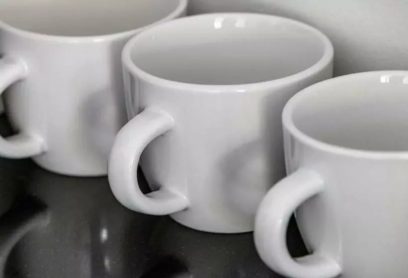 Beautiful 1 Bed Studio Apt Close To Hospitals!