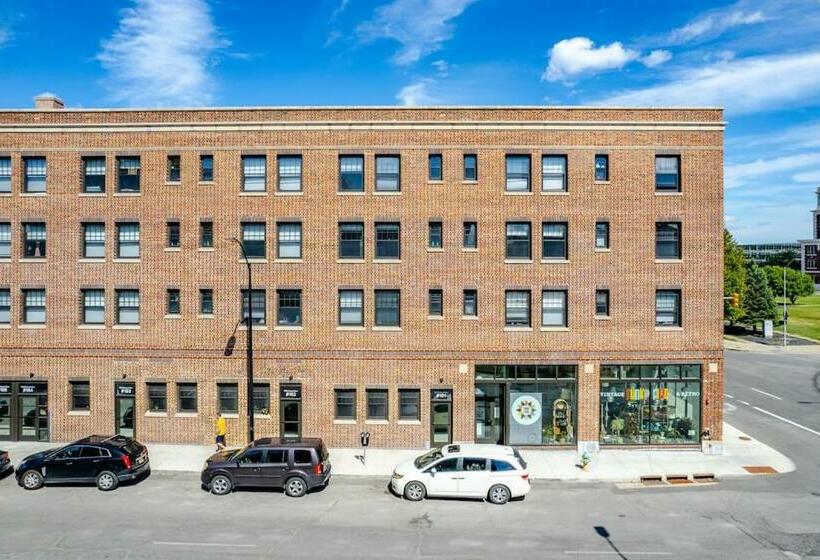 Beautiful 1 Bed Studio Apt Close To Hospitals!