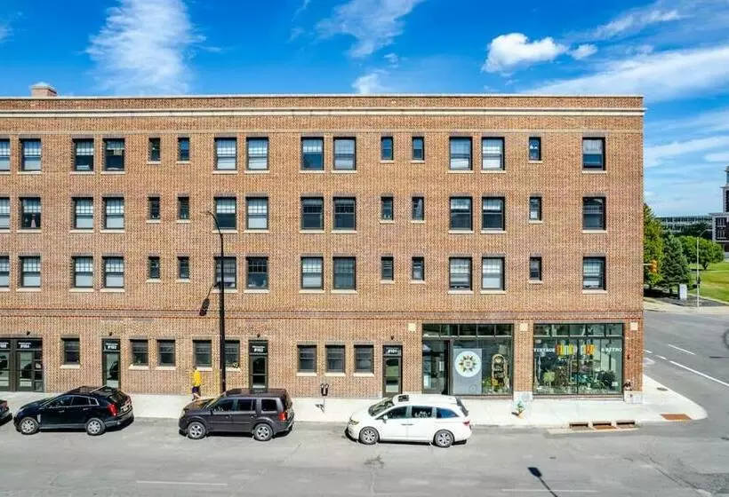 Beautiful 1 Bed Studio Apt Close To Hospitals!