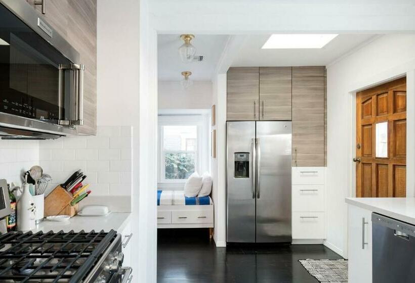 The Exquisite Venice Beach Bungalow With Garden