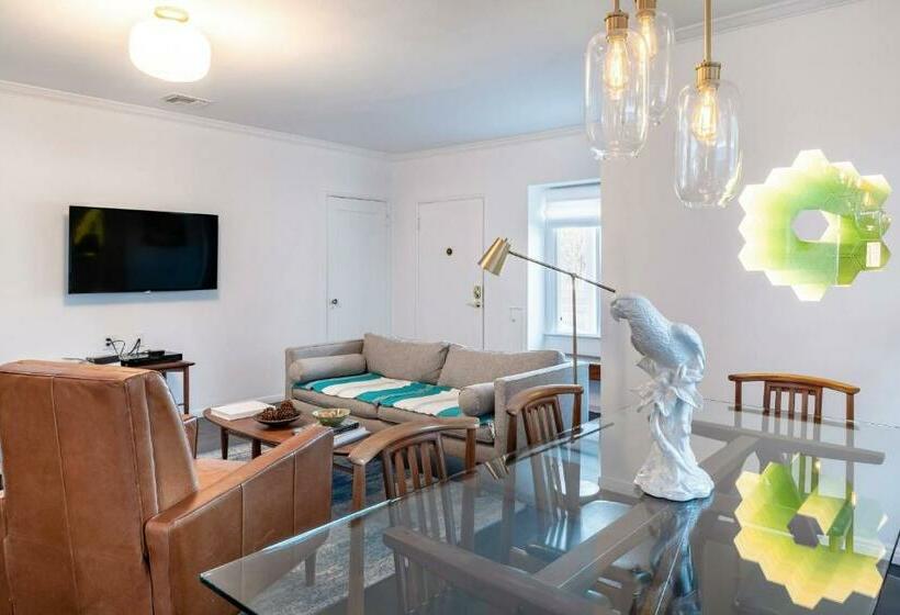 The Exquisite Venice Beach Bungalow With Garden