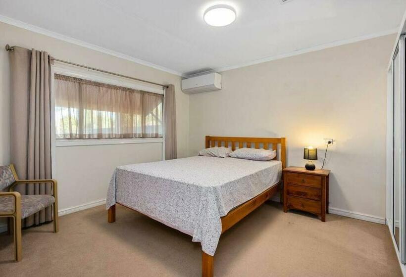 4 Bedrooms, New Bathrooms And Close To Town Centre