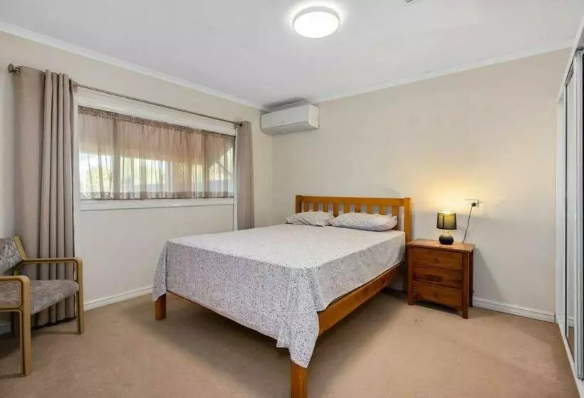 4 Bedrooms, New Bathrooms And Close To Town Centre
