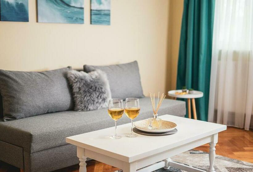 Central And Modern Apartment With Free Parking