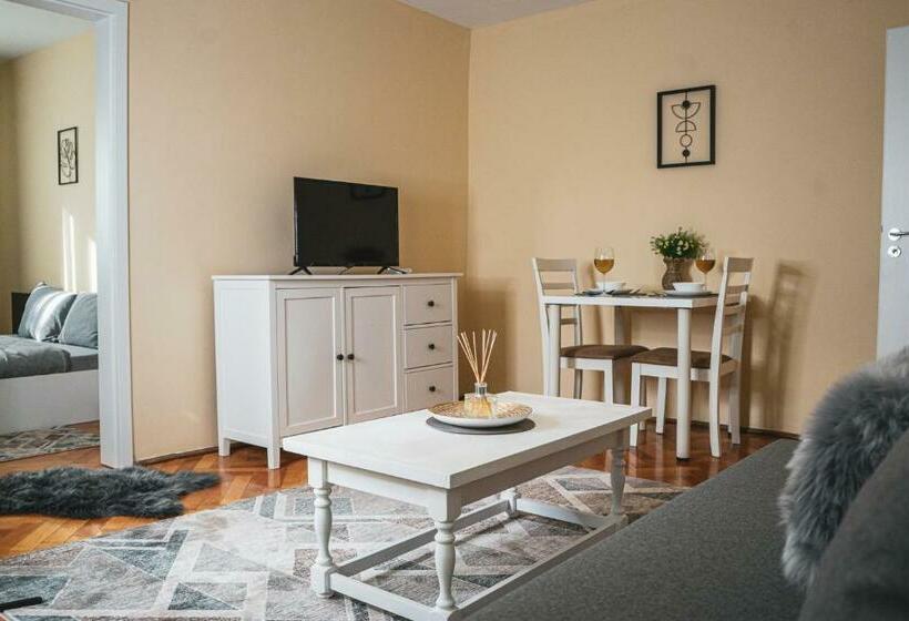 Central And Modern Apartment With Free Parking